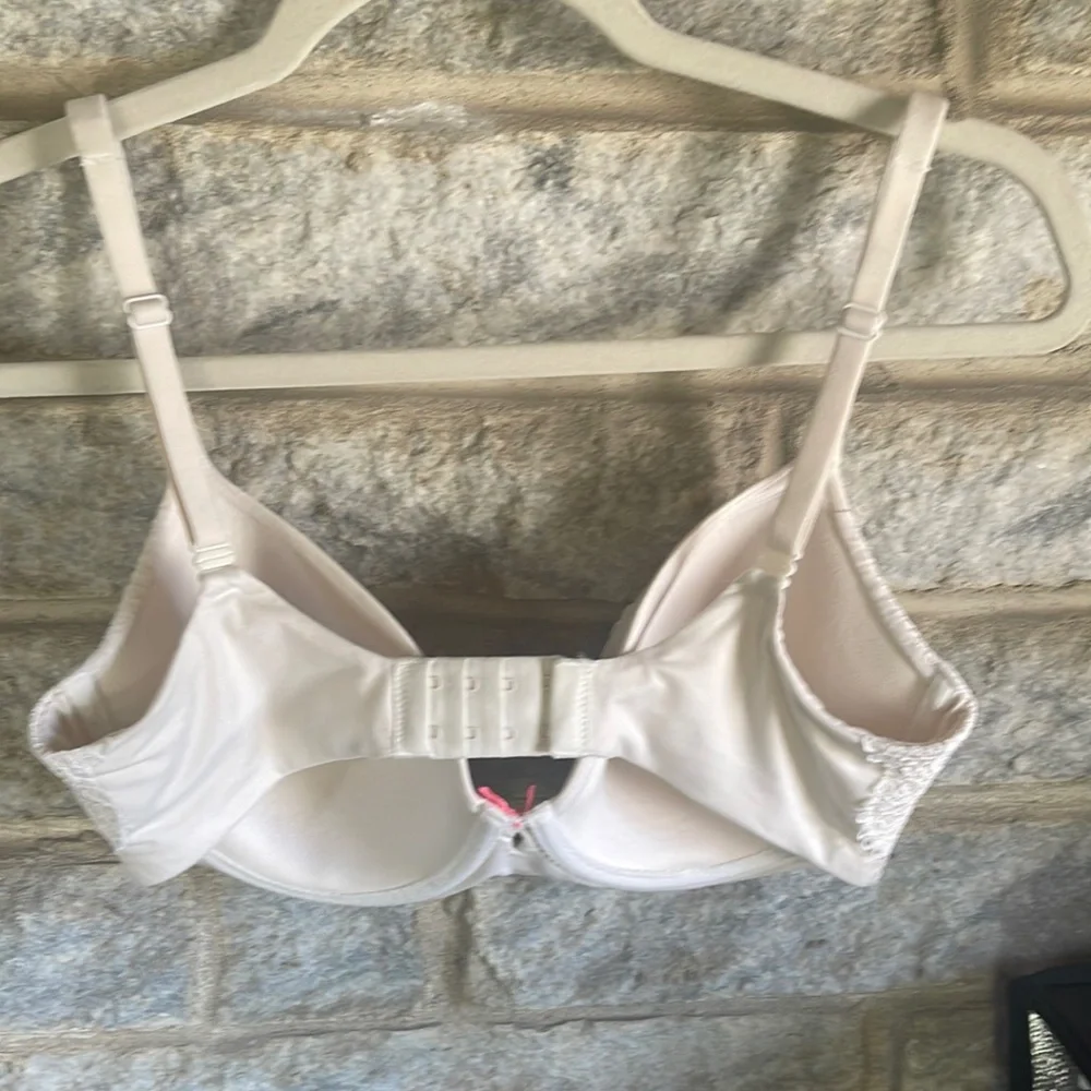 Body By Victoria Lined Demi Crochet Lace Bra Size 34DD‎